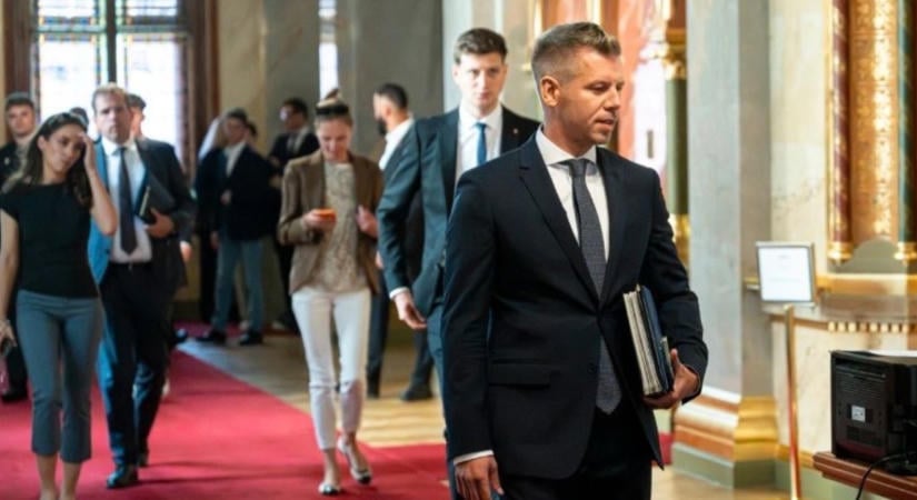 A norvég köztévé szerint Magyar Péter nem úgy bánik a sajtóval, ahogy ígérte