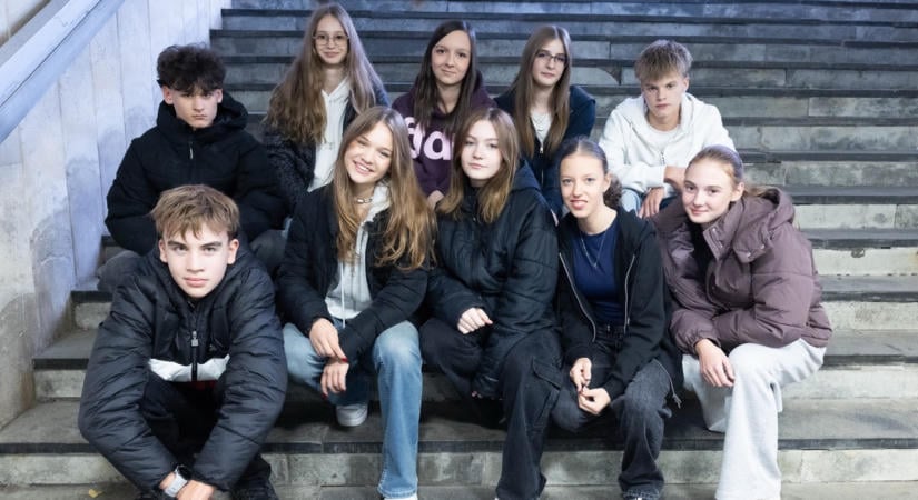 Leesett a bácsi a békásmegyeri HÉV-megálló lépcsőjén, a felnőttek továbbmentek, csak a tinik segítettek neki