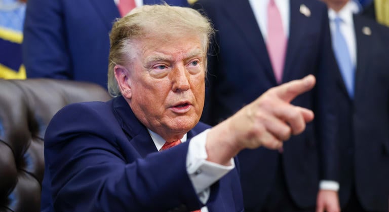 „Beteg ember vagy?” – kérdezte Donald Trump egy riportertől, majd megfenyegette, hogy jobb, ha vigyáz