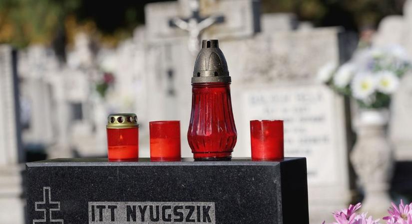 Mécsesekkel és virágokkal emlékezünk szeretteinkre mindenszentekkor - képek, videó