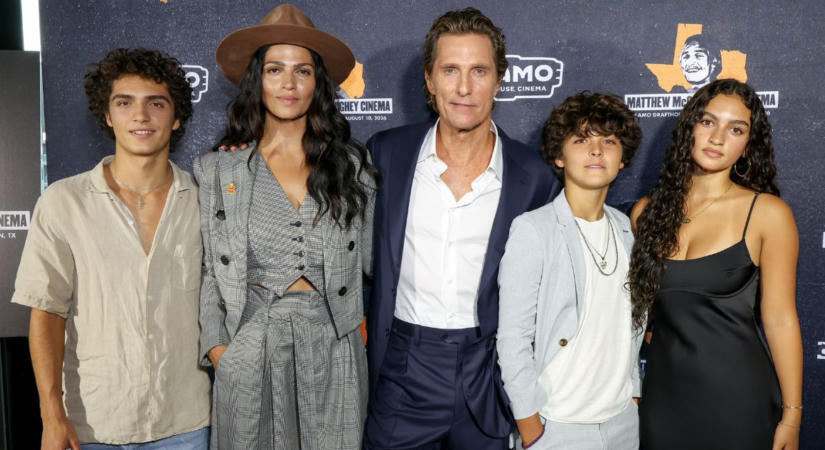 Ritka fotó: Matthew McConaughey családjával pózolt – Úgy tűnik, nagyobbik fiából is színész lesz