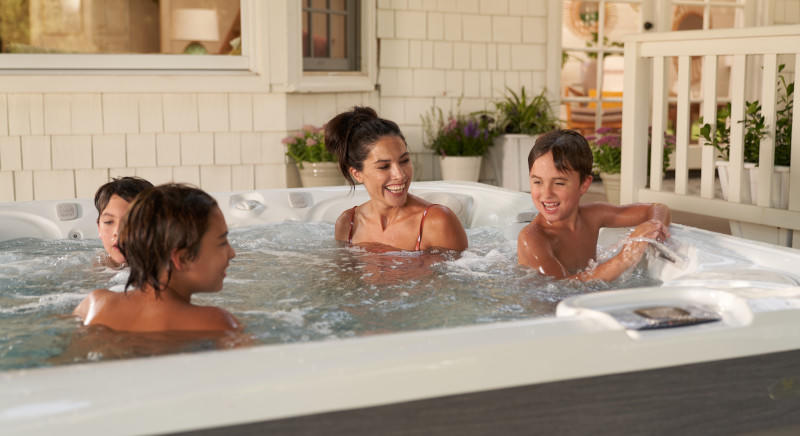 Jakuzzi minden életkorban! Kinek mit tartogat a masszázsmedence?