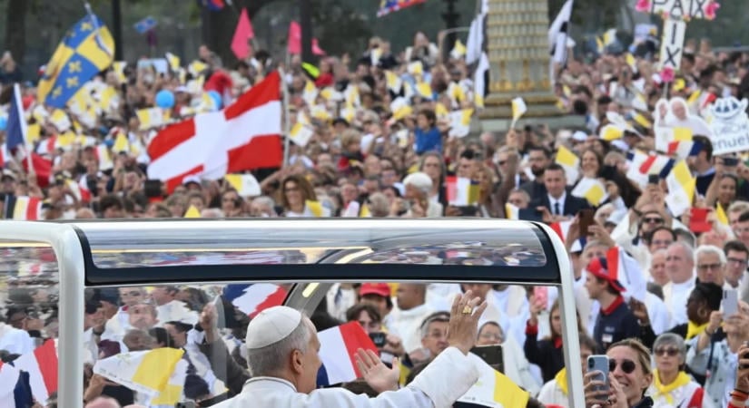 XIV. Leó pápa a belső ürességről beszélt párizsi szabadtéri miséjén