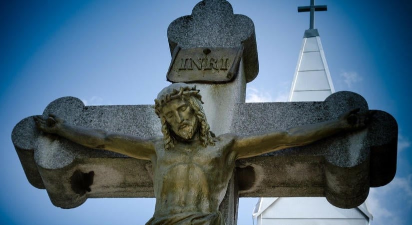 Kiszivárgott a titkos jegyzőkönyv: 23 fokos melegben hagyták a holttestet az abai ravatalozóban