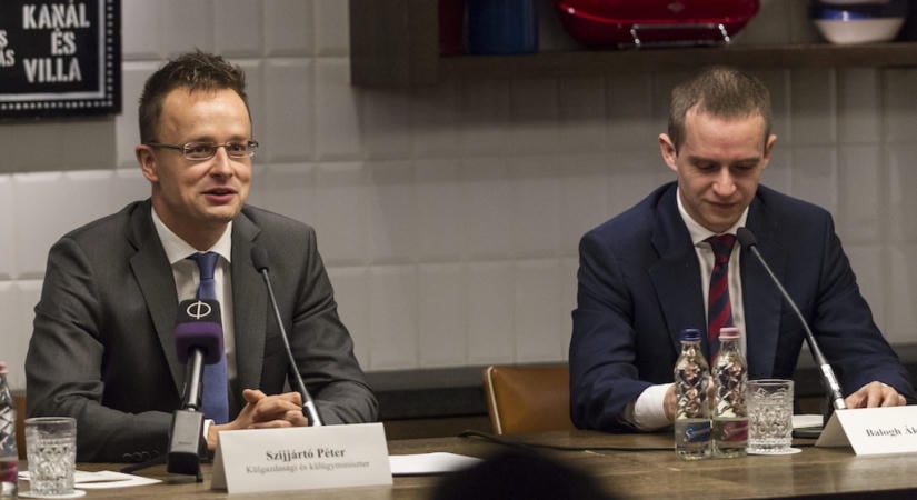 A minisztérium nem tudott róla, egy olvasó viszont kisvárdai kávézóban fotózta le Szijjártó Pétert