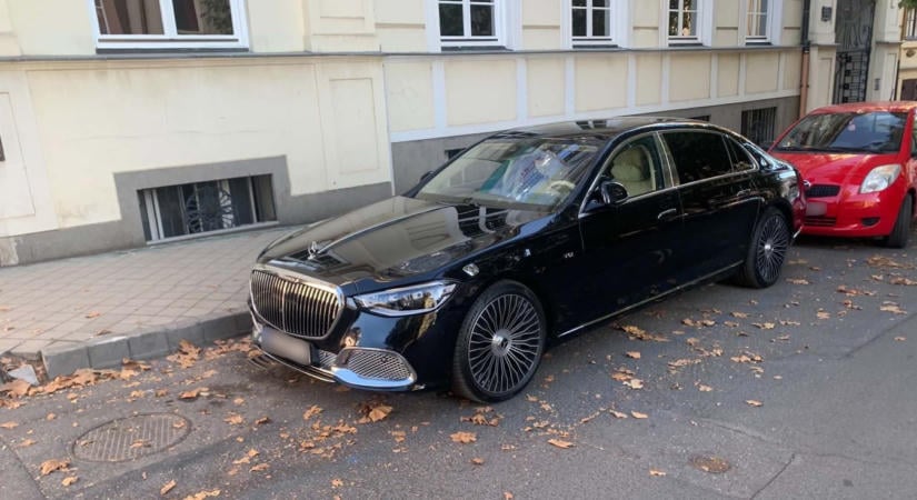 Egy V12-es szörnyeteg parkolt le Kaposváron: százmilliós luxusautó tűnt fel a püspökség előtt