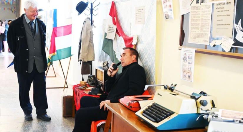 Egy bőrönd, három tárgy és egy döntés – 1956-ba „repültek vissza" a zagyvarékasi iskolában
