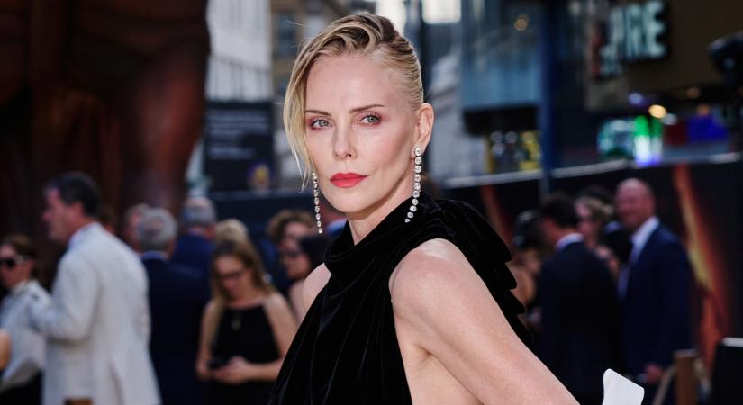 Charlize Theron félmeztelen fotóval hangolódott a vörös szőnyegre, aztán Givenchy-istennőként jelent meg az Odüsszeia premierjén