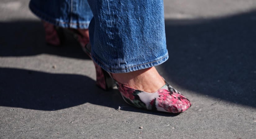 Visszatérnek a 80-as évek farmerjei, és magas sarkúval viselik őket újra divatosan