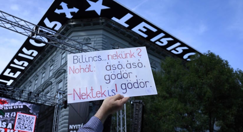 „Ennek a kormánynak az összeomlása elkerülhetetlen” – A Terror Háza előtt tüntettek Schmidt Mária leváltása ellen