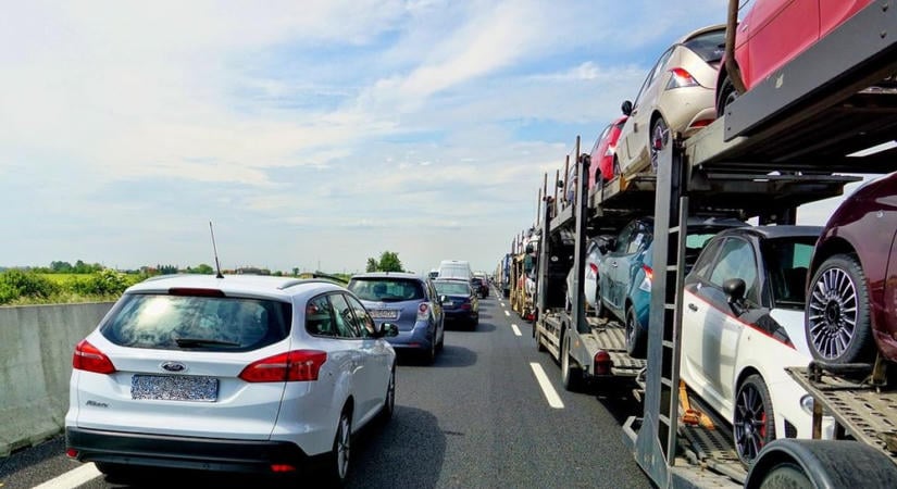 Rengeteg a baleset az autópályákon, az M1-esen nyolc, az M7-esen négy kilométeres a torlódás