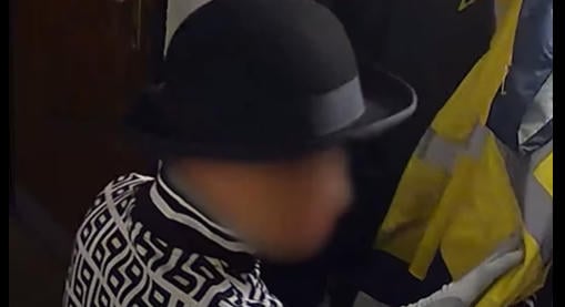 Az igazi Joker? Színházi jelmezbe öltözött betörőt fogtak a VII. kerületben – Videón az ámokfutás