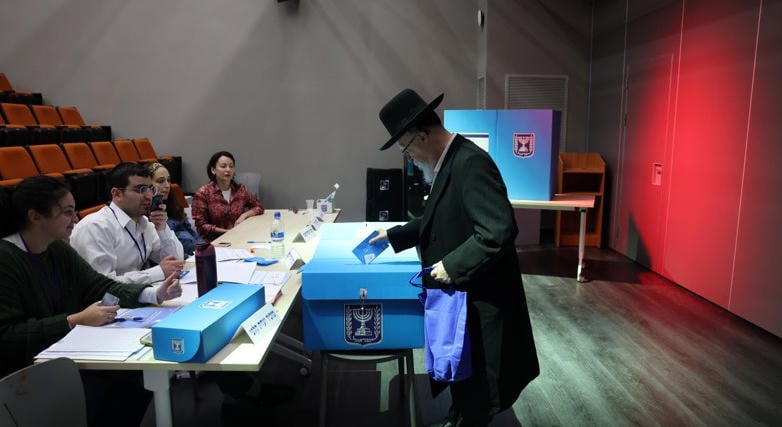 Exit poll: Az ellenzéki blokk vezet Izraelben, de Netanjahu pártjára szavaztak a legtöbben