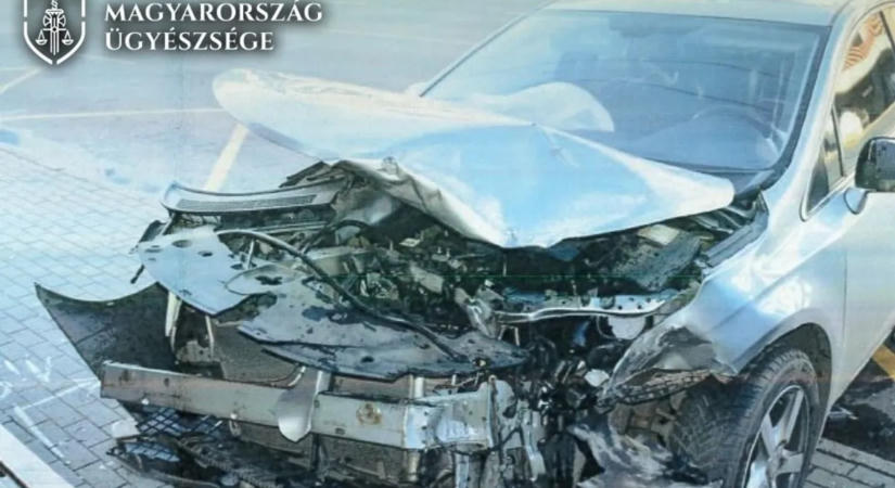 Buszmegállóba csapódott egy autó Debrecenben, ketten súlyosan megsérültek