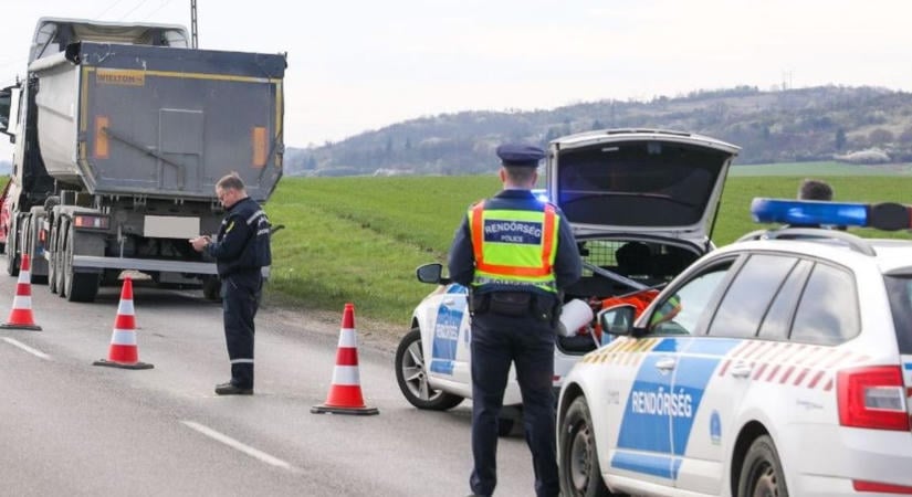 Kettős halálos baleset a 26-os főúton: sírva hallgatta az özvegy, amikor a férje sérüléseit sorolták – fotókkal, videóval