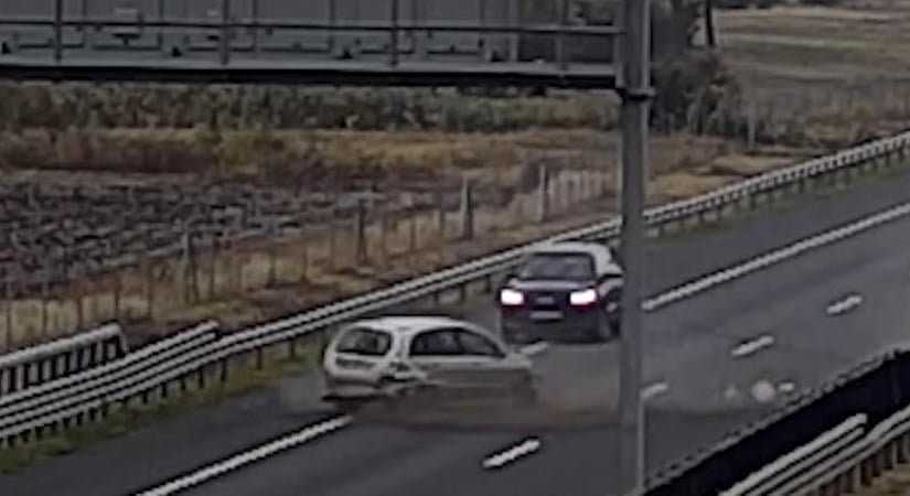 Csúnyán összetörte az autóját az M4-esen, a másik sofőr nézte egy darabig, majd továbbhajtott
