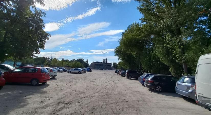 Hónapokra lezárják Esztergom nagy, ingyenes parkolóját - jó okkal