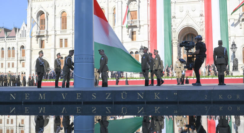 Augusztus 20. – Felvonták a nemzeti lobogót az Országház előtt