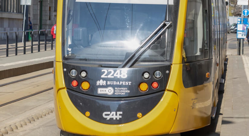 Elgázolt egy gyereket a villamos a Batthyány téren: fotókon, ahogy kiszabadítják a szerelvény alól a tűzoltók