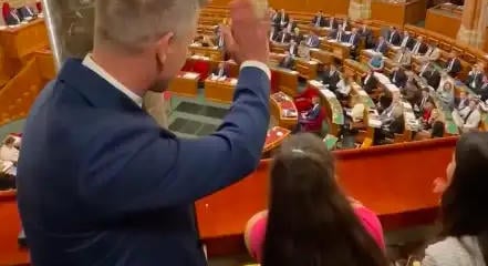 „Integessetek a bácsinak” – reagált Magyar Péter Pócs János kamerázására
