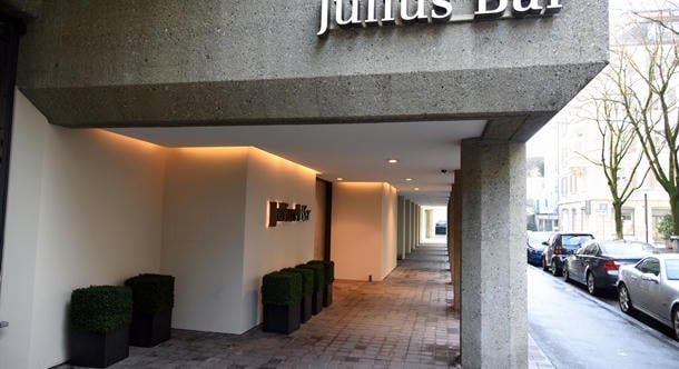 Megbüntették Svájc egyik legnagyobb bankját orosz ügyfelei miatt