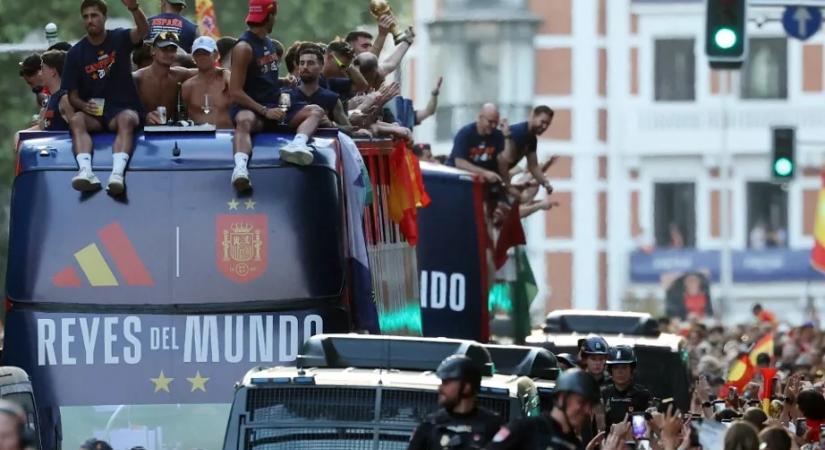 Győzelmi körúttal ünnepel a spanyol válogatott