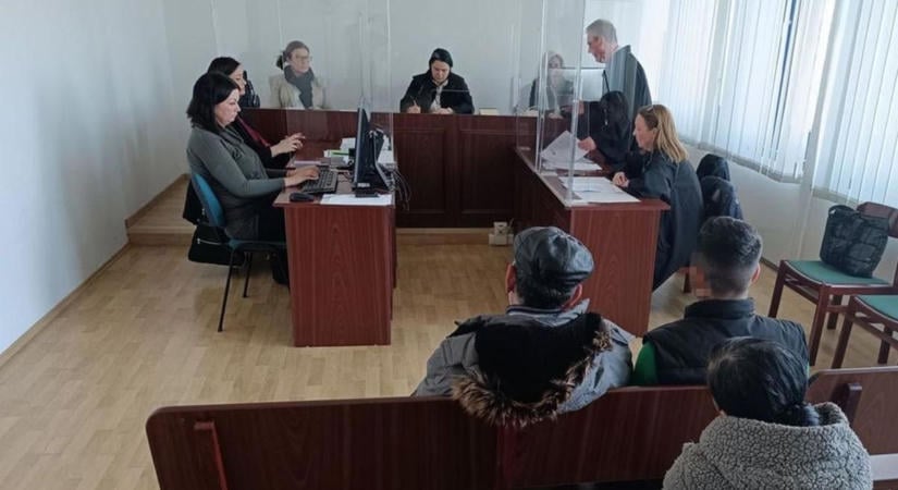 A szekszárdi családot az egész ország megismerte, most rendőrök törtek rájuk, bilincsbe vitték el őket (videó)