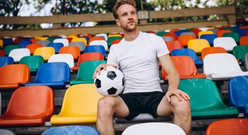 Futball-megfigyelők módszerével segítenék munkához a fiatalokat