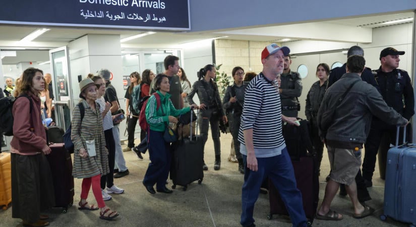 Netanjahu szerint a FlyDubai pilótája és az utasok egy második szeptember 11-ét akadályoztak meg, Trump szélhámosságot is sejt a történtek mögött