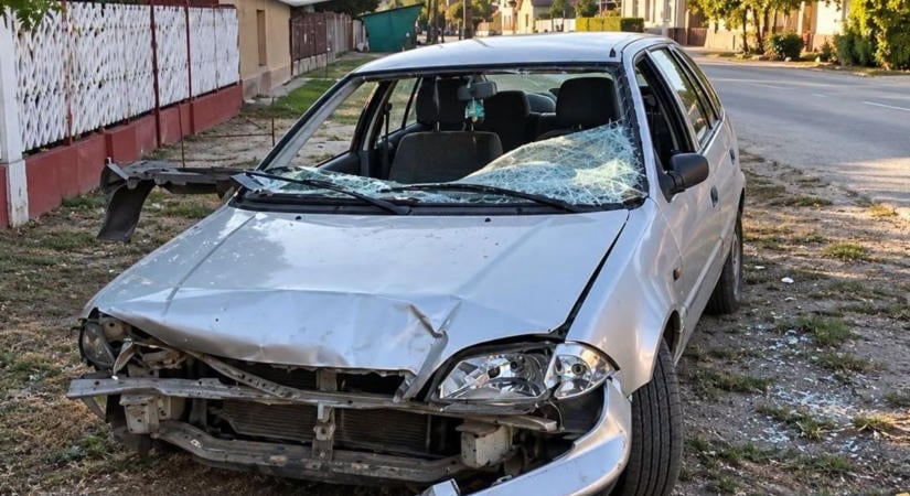 Lapáttal esett neki a parkoló autónak, 300 ezres kárt hagyott maga után