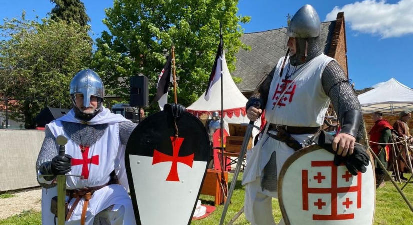 Milyen a kitörőkapu? Kiderül a bakonyi várnál, ahova fegyverbemutatóra hívnak ( képek)