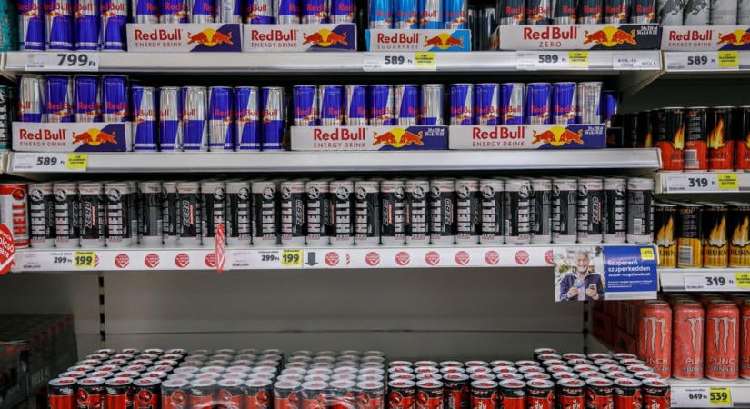 Első osztályos unokájának vett energiaitalt a nagymama, a pénztáros is szóvá tette