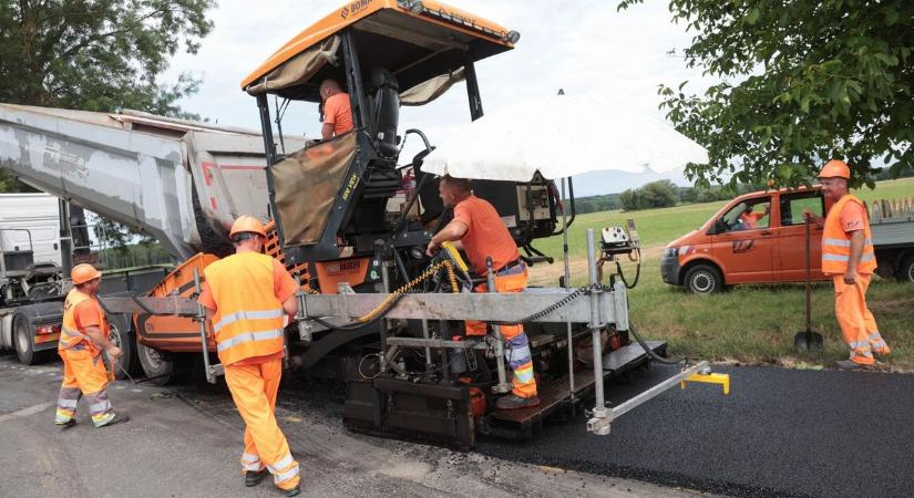 Sírjunk vagy nevessünk? Megújul az egyik legrosszabb állapotú zalai útszakasz burkolata, de csak részben (galéria)