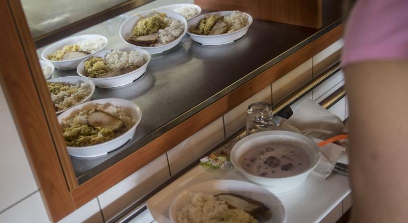 Pikó András a józsefvárosi közétkeztetési botrányról adott át dokumentumokat a nyomozó hatóságoknak