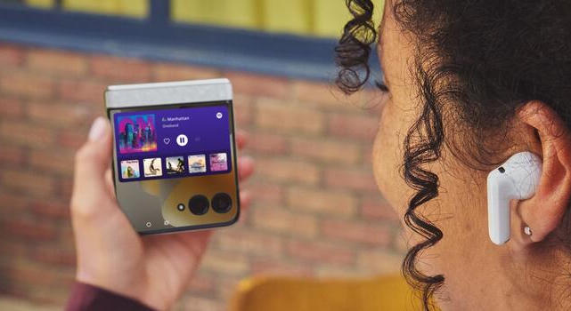 Idén sem maradnak Swarovski kiadás nélkül a Motorola rajongók