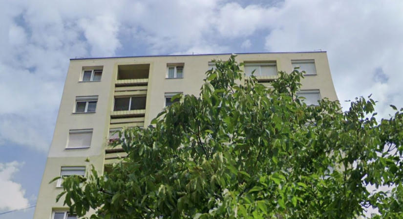 Szeged: tízemeletesből esett ki egy gyerek