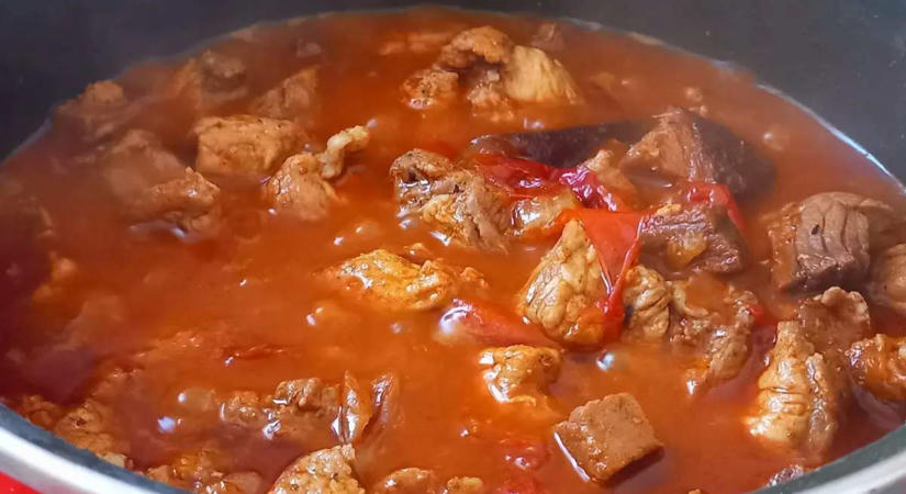Így készítik a csárdákban az igazi magyar falusi pörköltet – 75 éves recept
