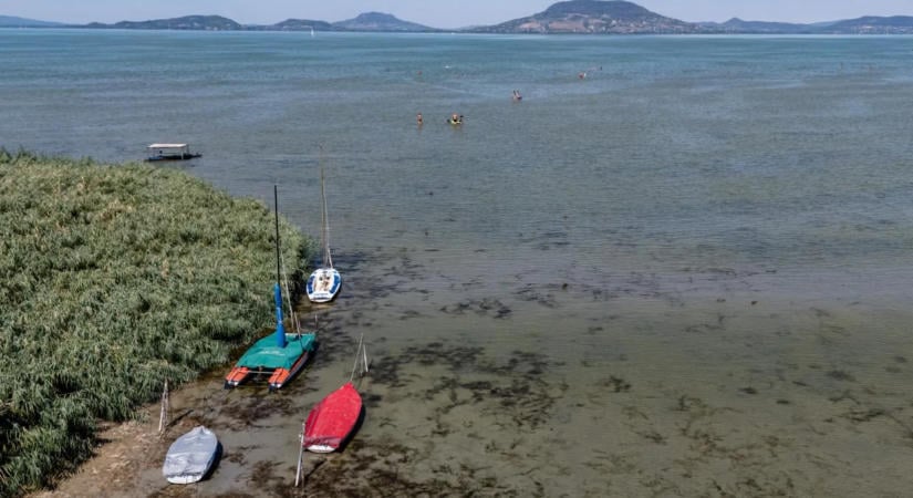 Kétségbeejtő helyzetben a Balaton: fogy a víz, szűkülnek a természetes partszakaszok