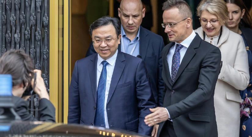 Szijjártó Péter telefonkönyvéért a BYD konkurensei is sokat megadnának