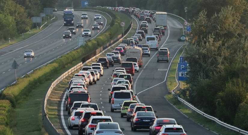 Megbénult az M5-ös Budapest felé: kiszakadt egy kocsi futóműve