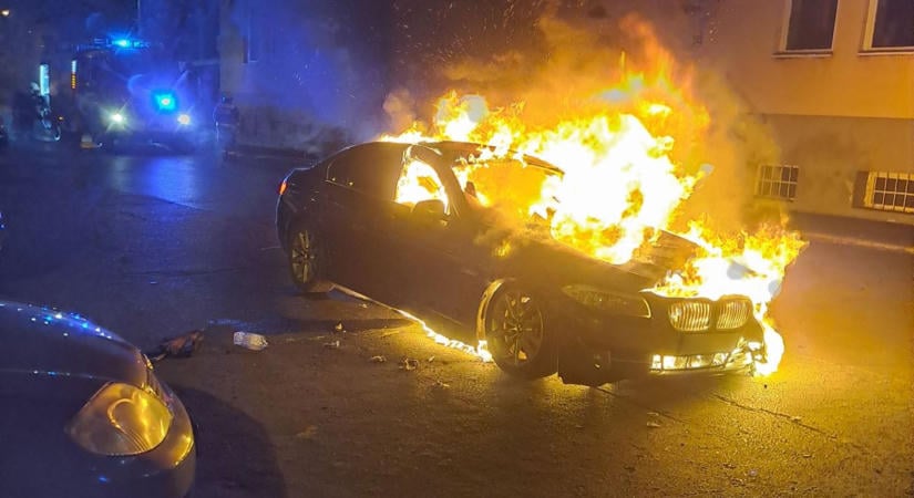 Menet közben gyulladt ki egy autó Debrecenben, az út közepén égett rommá - fotókkal!
