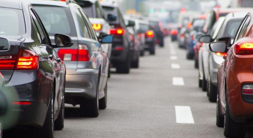 Több kilométeres a torlódás az M3-ason