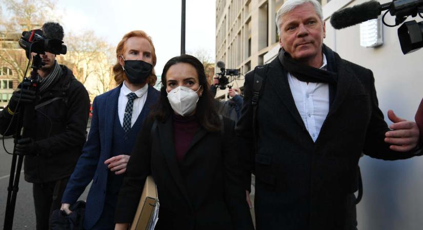Julian Assange nem védekezhet szabadlábon