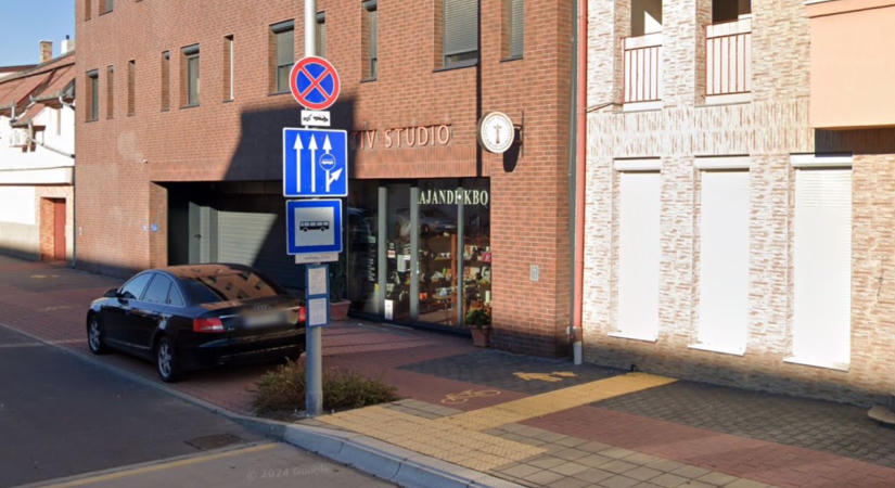Év végéig máshol a buszmegálló