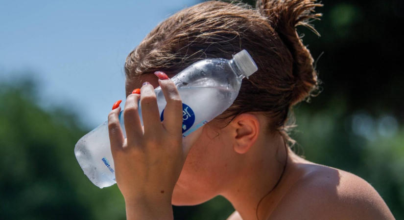 Kiszáradtak a kutak Ecsegen, palackozott vízzel segítenek