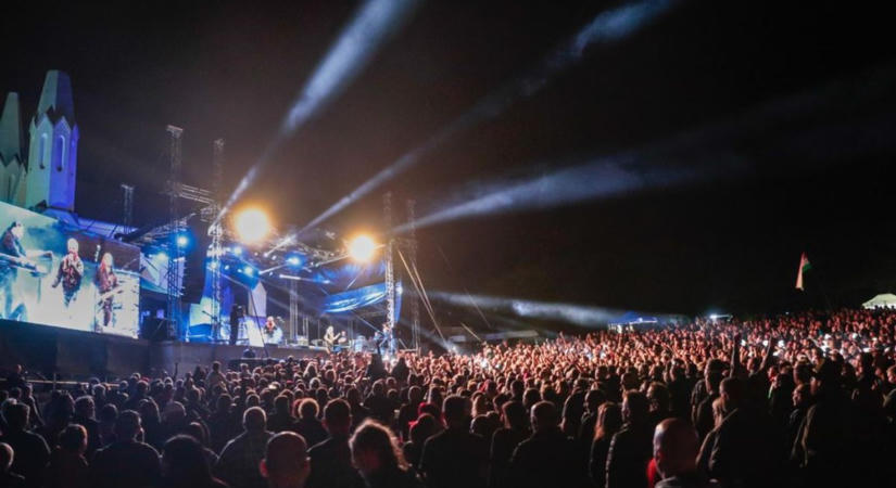 A kálváriadomb felkészült – Ma kezdődik a Sitkei Rockfesztivál
