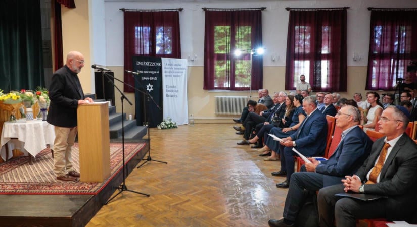 „Boldog a gyufa, mely elégve szítja a lángot” – A holokauszt áldozataira emlékeztek Jánosházán