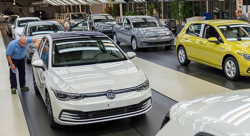 Globálisan közel hárommillió autót hív vissza a VW, győri modell is érintett