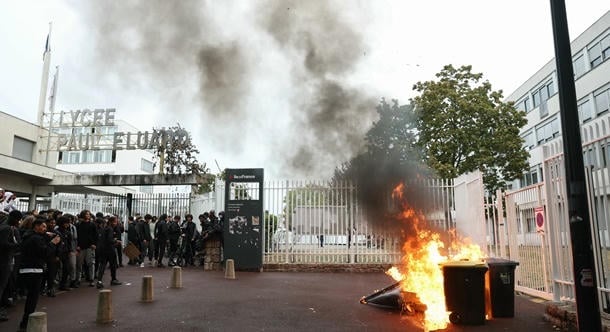A francia középiskolások változást követelve blokkolják az iskolákat