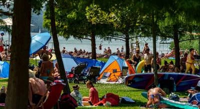 Így néz ki a Balaton legjobb strandja 2026-ban: Képgaléria a füredi Kisfaludy strandról